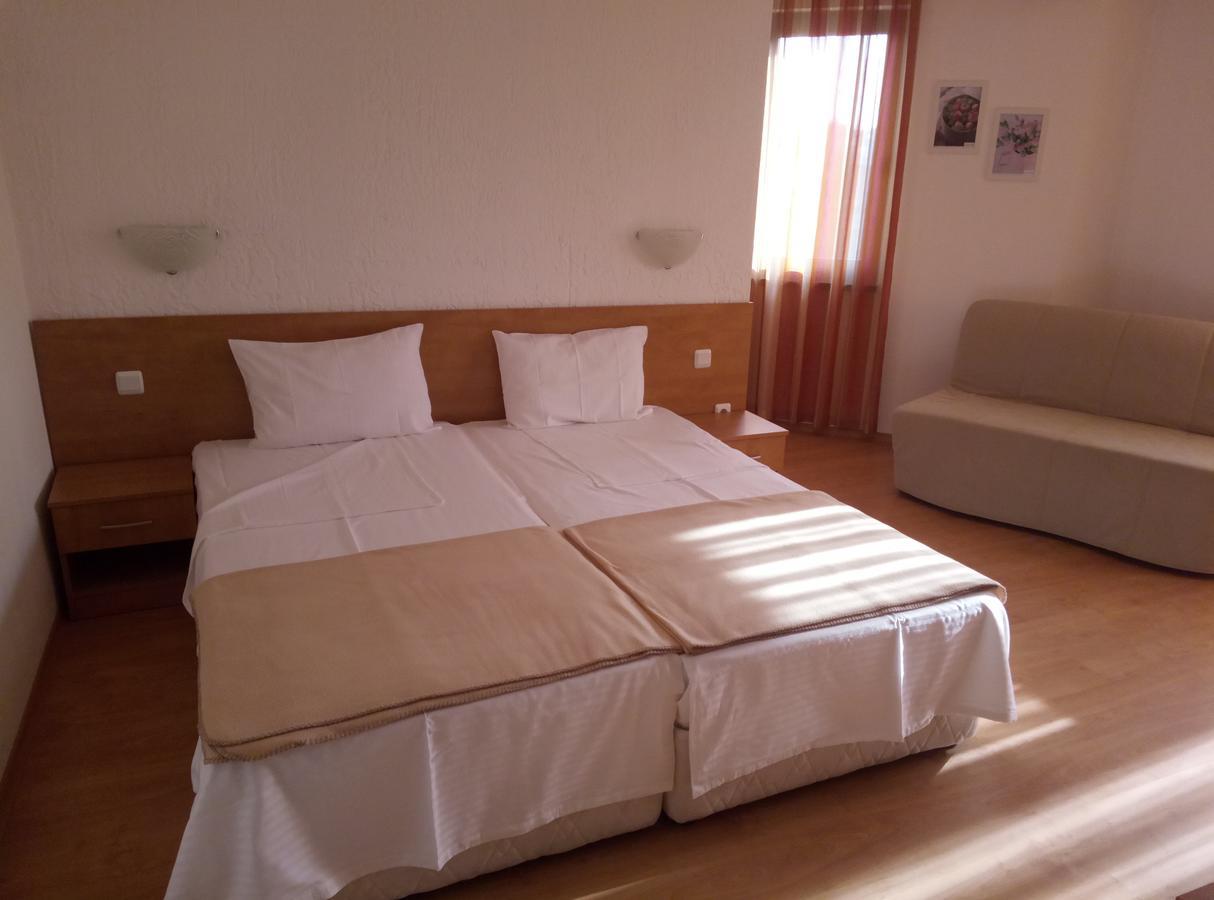 Family Hotel Bellehouse Chernomorets Exterior photo